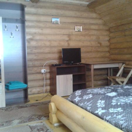 Hôtel Boykivskiy Dvir à Yasenitsa Zamkova Extérieur photo