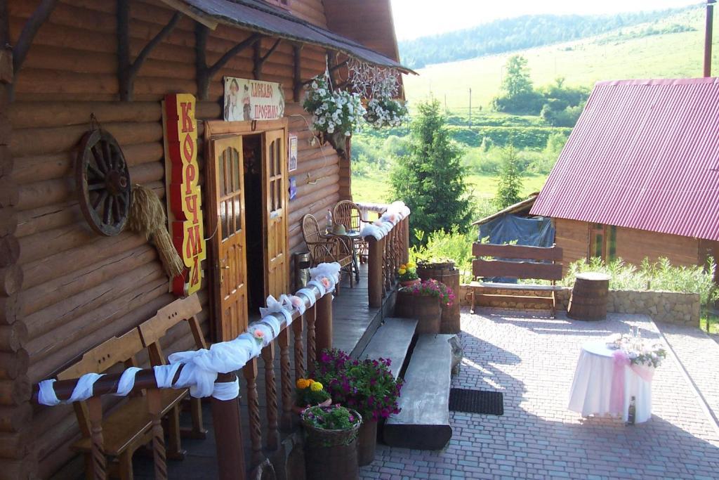 Hôtel Boykivskiy Dvir à Yasenitsa Zamkova Extérieur photo