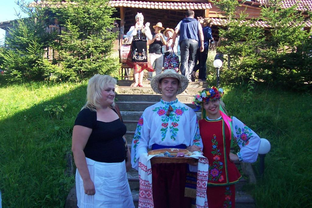 Hôtel Boykivskiy Dvir à Yasenitsa Zamkova Extérieur photo