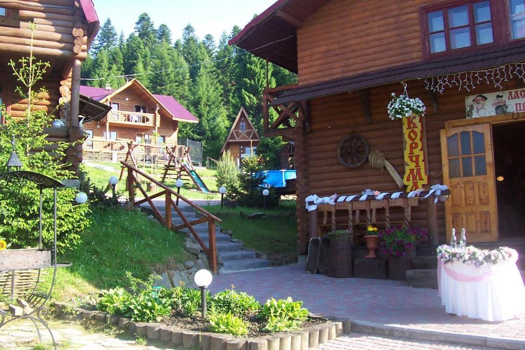 Hôtel Boykivskiy Dvir à Yasenitsa Zamkova Extérieur photo
