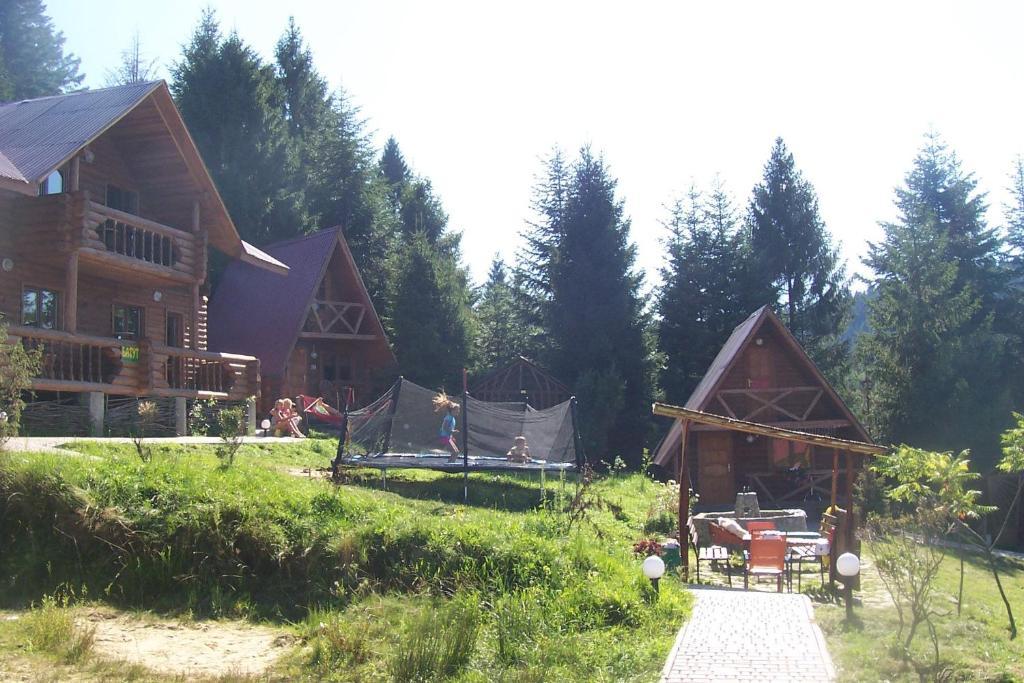 Hôtel Boykivskiy Dvir à Yasenitsa Zamkova Extérieur photo